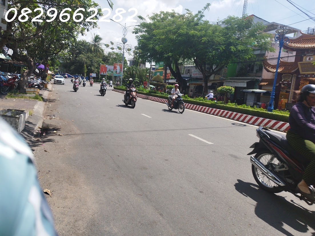 BÁN NHÀ MẶT PHỐ HÙNG VƯƠNG P SA ĐÉC. DT 243M2, 4PN, 2 TẦNG. 15992260