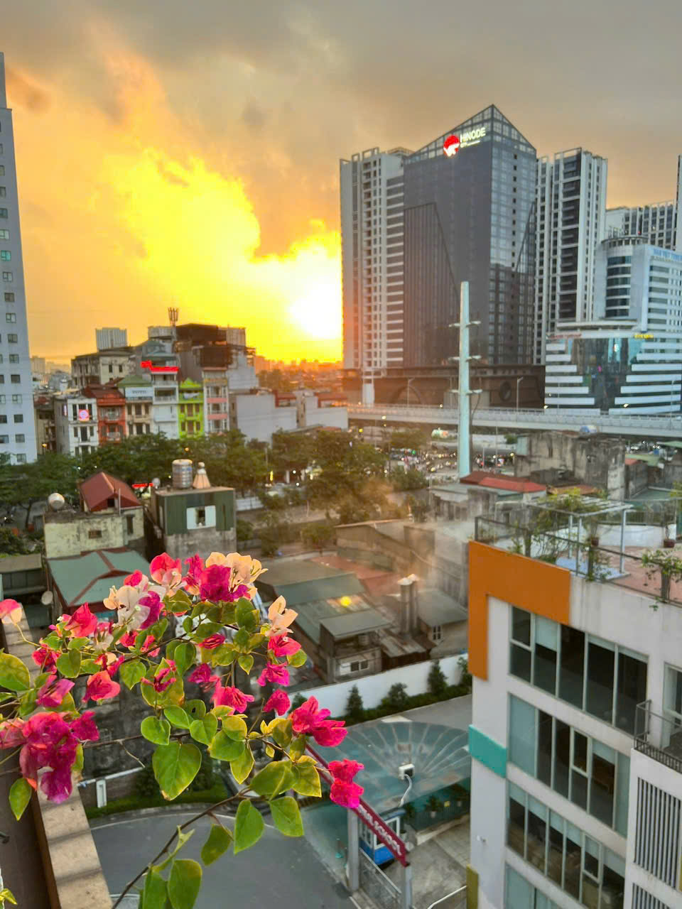 Cho thuê gấp giá rẻ căn hộ mặt phố Yên Phụ 120m, tầng 7, mặt tiền 6m, 20 tr/th Tây Hồ. 15992273