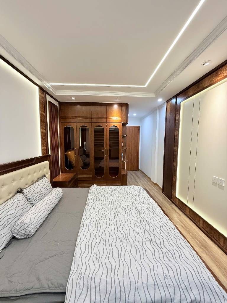 nguyễn khang 36m x7 tầng thang máy 13,6 tỷ gần phố,vf3 đỗ cửa,ngõ thông 15992651