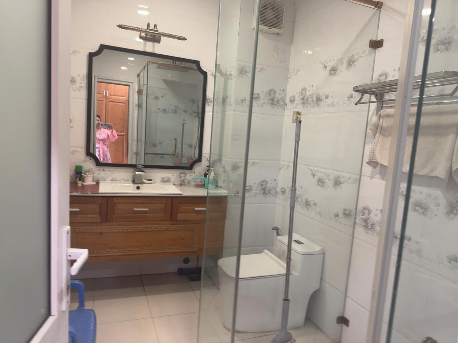 Bán nhà 2 tầng, 62m2, hẻm xe hơi Sô 4, Bình Hưng Hòa B, Bình Tân: Giá 5 tỷ, sổ hồng, 2PN, 2WC. Gọi 15992657