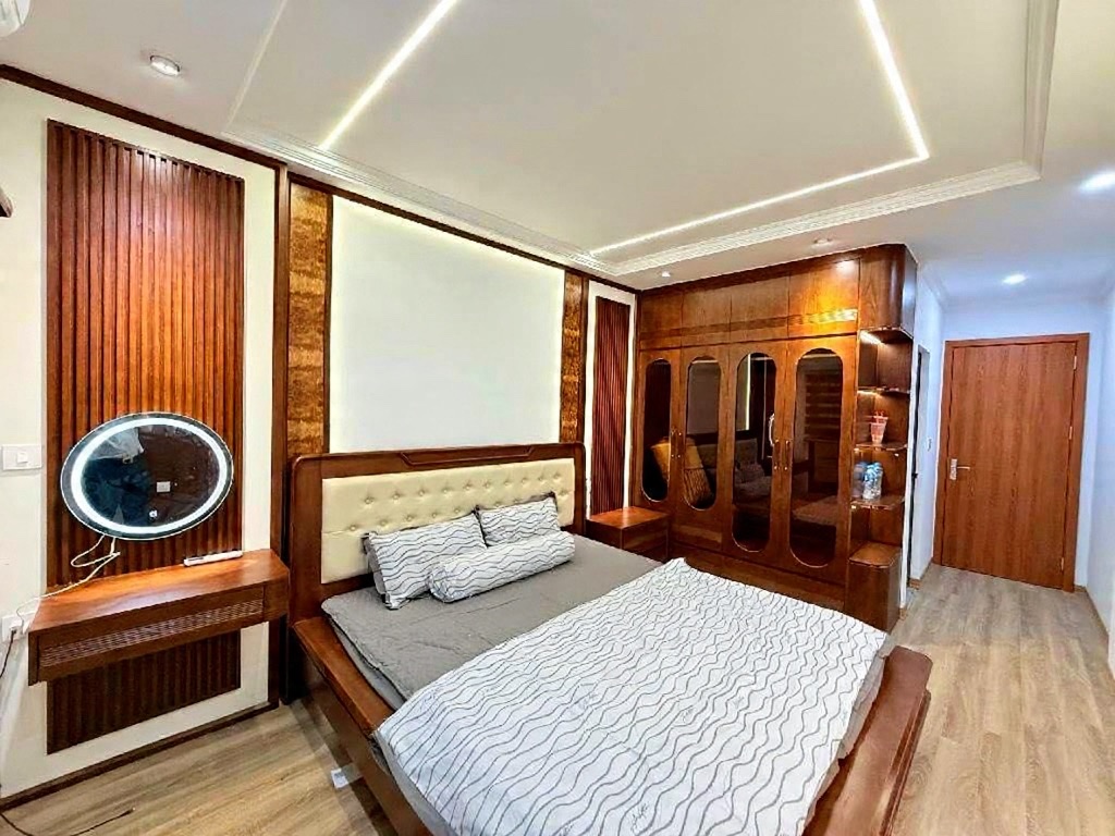 nguyễn khang 36m x7 tầng thang máy 13,6 tỷ gần phố,vf3 đỗ cửa,ngõ thông 15992675