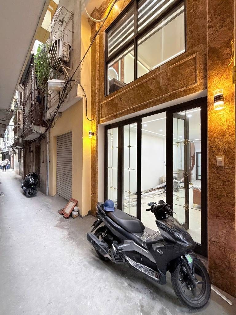 nguyễn khang 36m x7 tầng thang máy 13,6 tỷ gần phố,vf3 đỗ cửa,ngõ thông 15992675