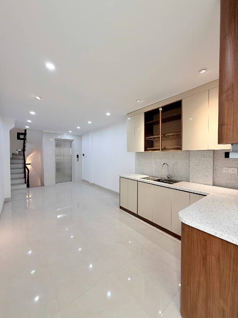 nguyễn khang 36m x7 tầng thang máy 13,6 tỷ gần phố,vf3 đỗ cửa,ngõ thông 15992675