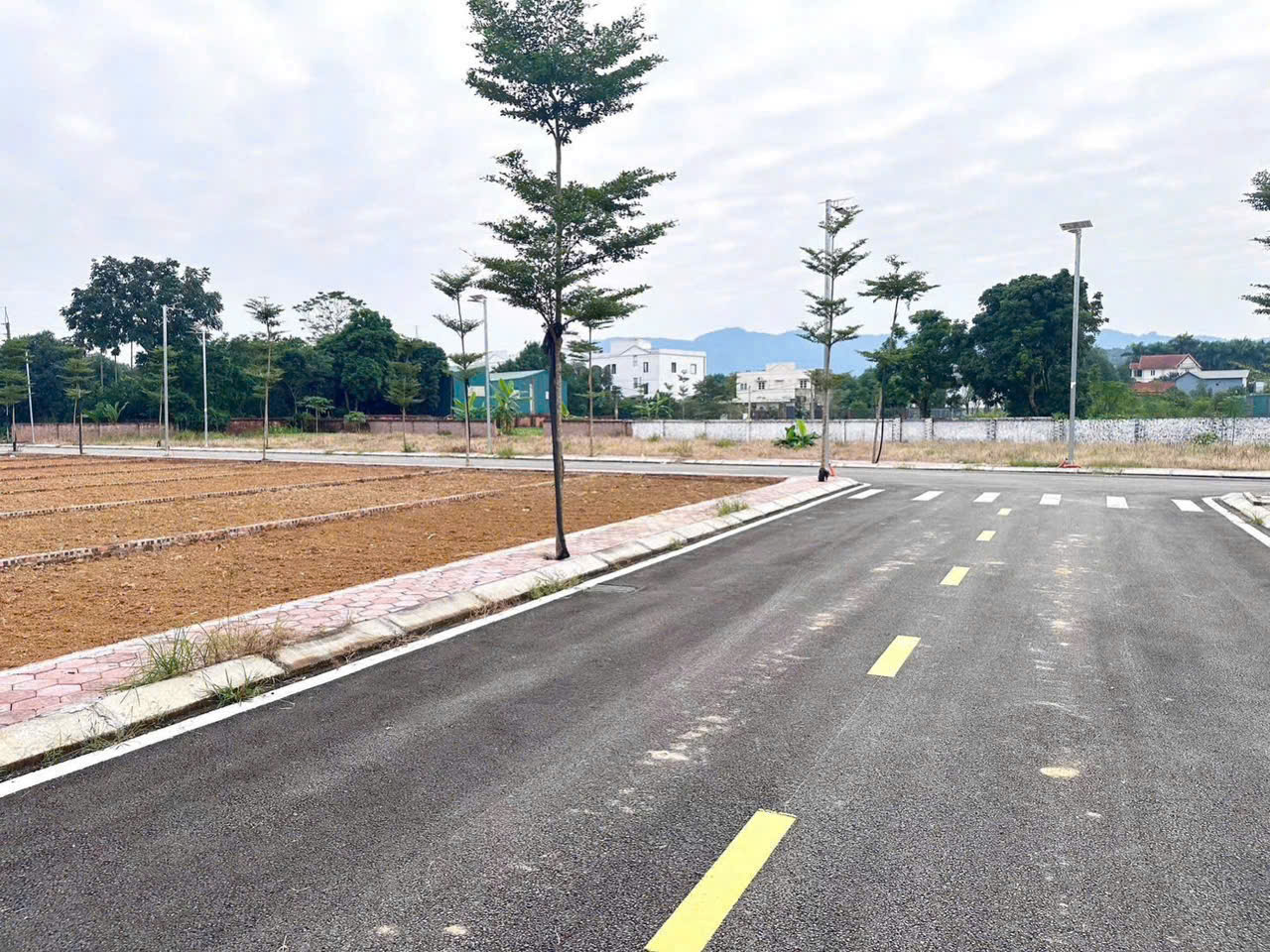 ĐHQG không phải là tiện ích, mà là nguồn tiền. Mỗi mùa nhập học là một làn sóng thuê trọ. Ai có đất 15992678