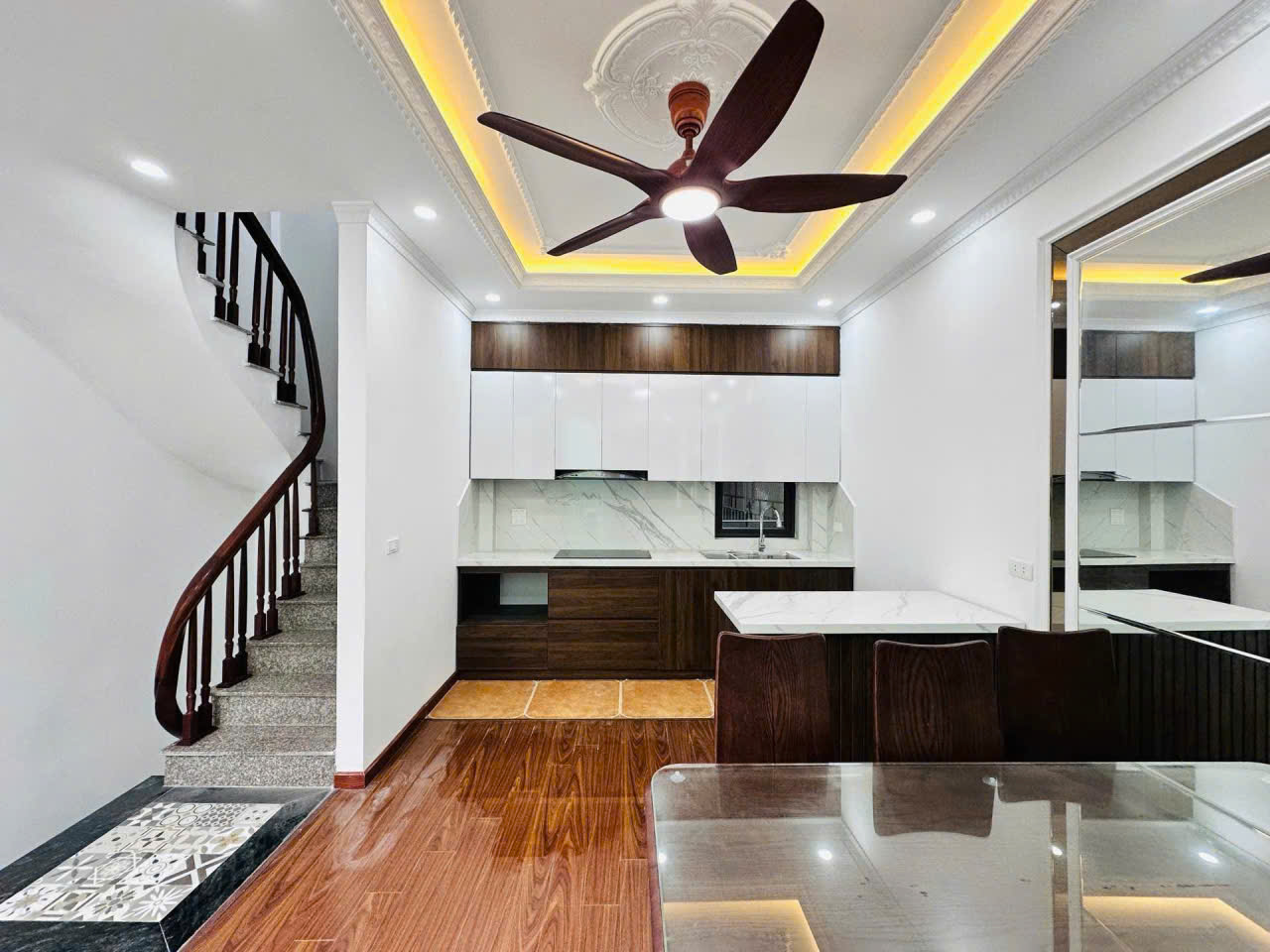 BÁN NHÀ CẦU GIẤY - BA GÁC ĐỖ CỬA, 41M2 - 6 TẦNG ĐẸP, FULL NỘI THẤT, GIÁ 9,8 TỶ 15993225