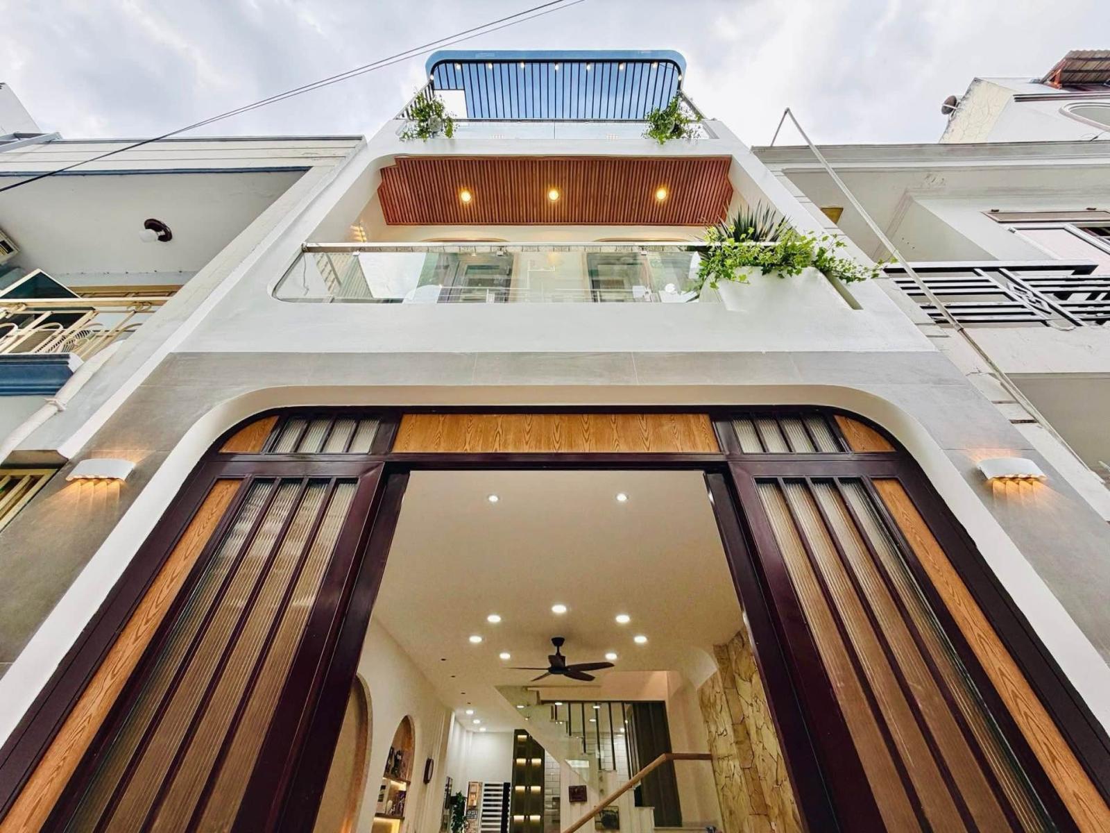 Bán nhà mới xây ở Gò Vấp tặng nội thất cao cấp, gần Emart, hẻm thông thoáng, 3 tầng, 4×10, 6.x tỏi 15993718