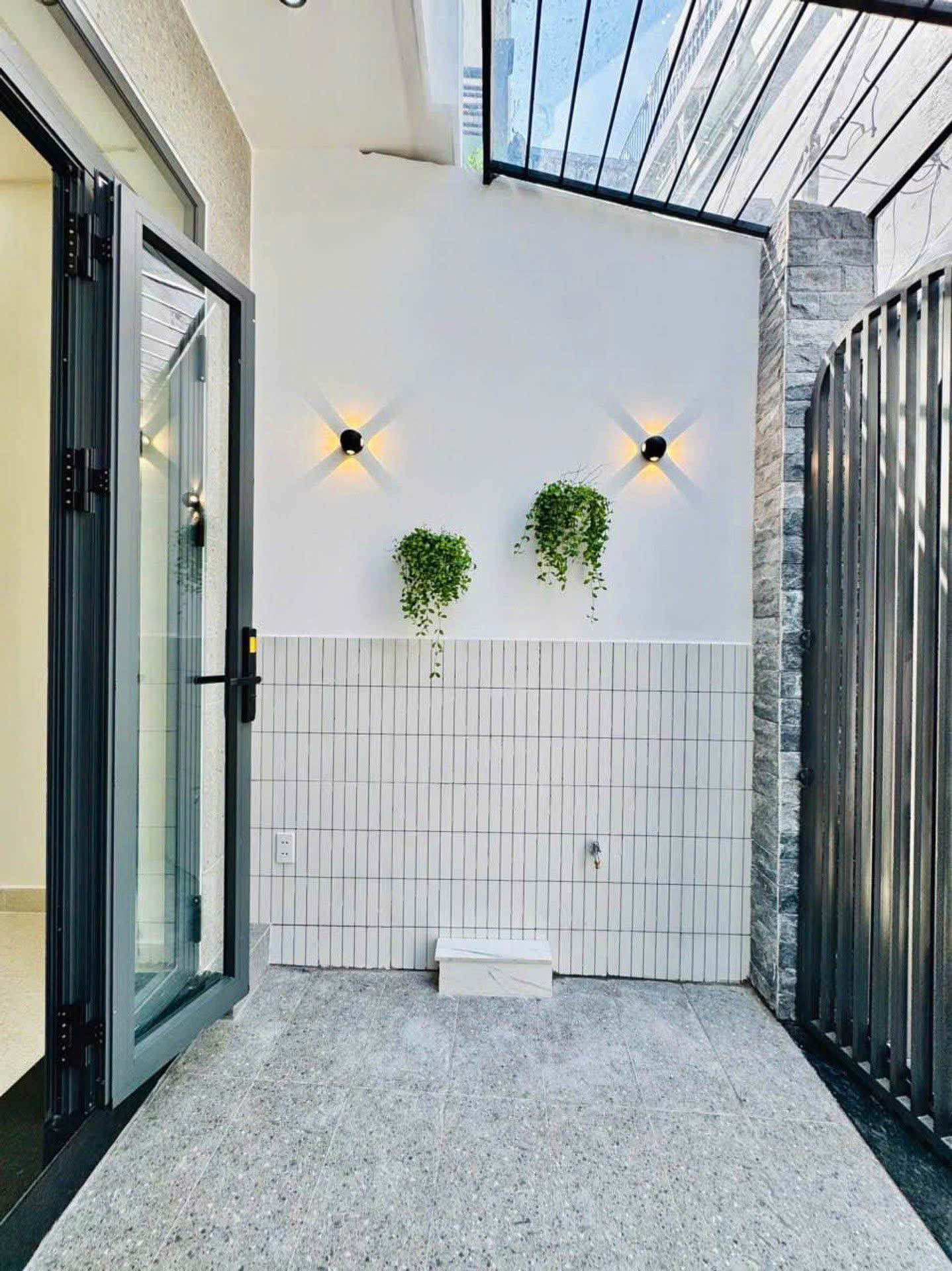 BÁN NHÀ SÁT MẶT TIỀN ĐƯỜNG THÍCH QUẢNG ĐỨC (PHÚ NHUẬN) - NHÀ MỚI XÂY (tặng nội thất y như hình) - DT 46m2 - 4 tầng (sân thượng trước - sau)  15994117