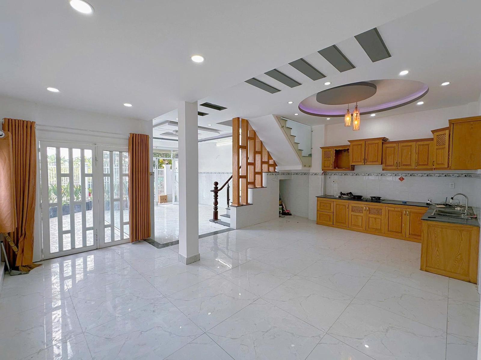 Bán nhà phố căn góc hẻm xe hơi Nhà Bè gần Lê Văn Lương, DT 6,8x14m, 1 trệt 3 lầu, giá 8,2 tỷ 15994716