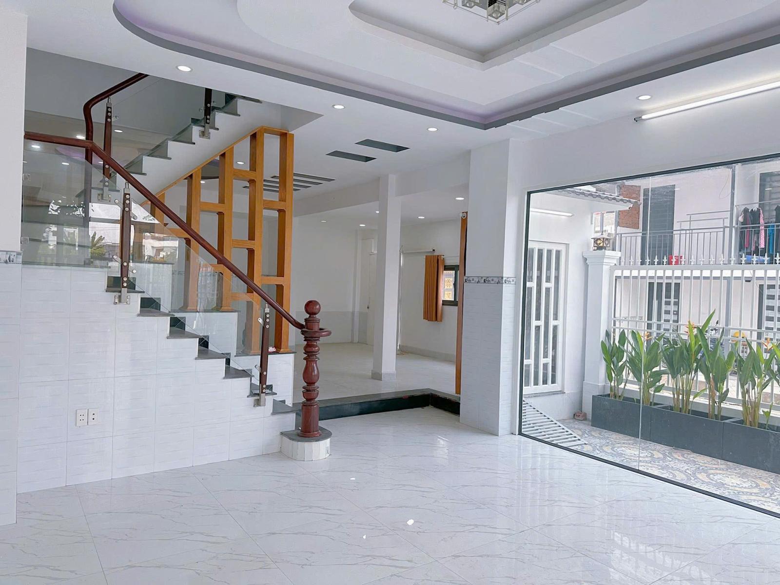 Bán nhà phố căn góc hẻm xe hơi Nhà Bè gần Lê Văn Lương, DT 6,8x14m, 1 trệt 3 lầu, giá 8,2 tỷ 15994716