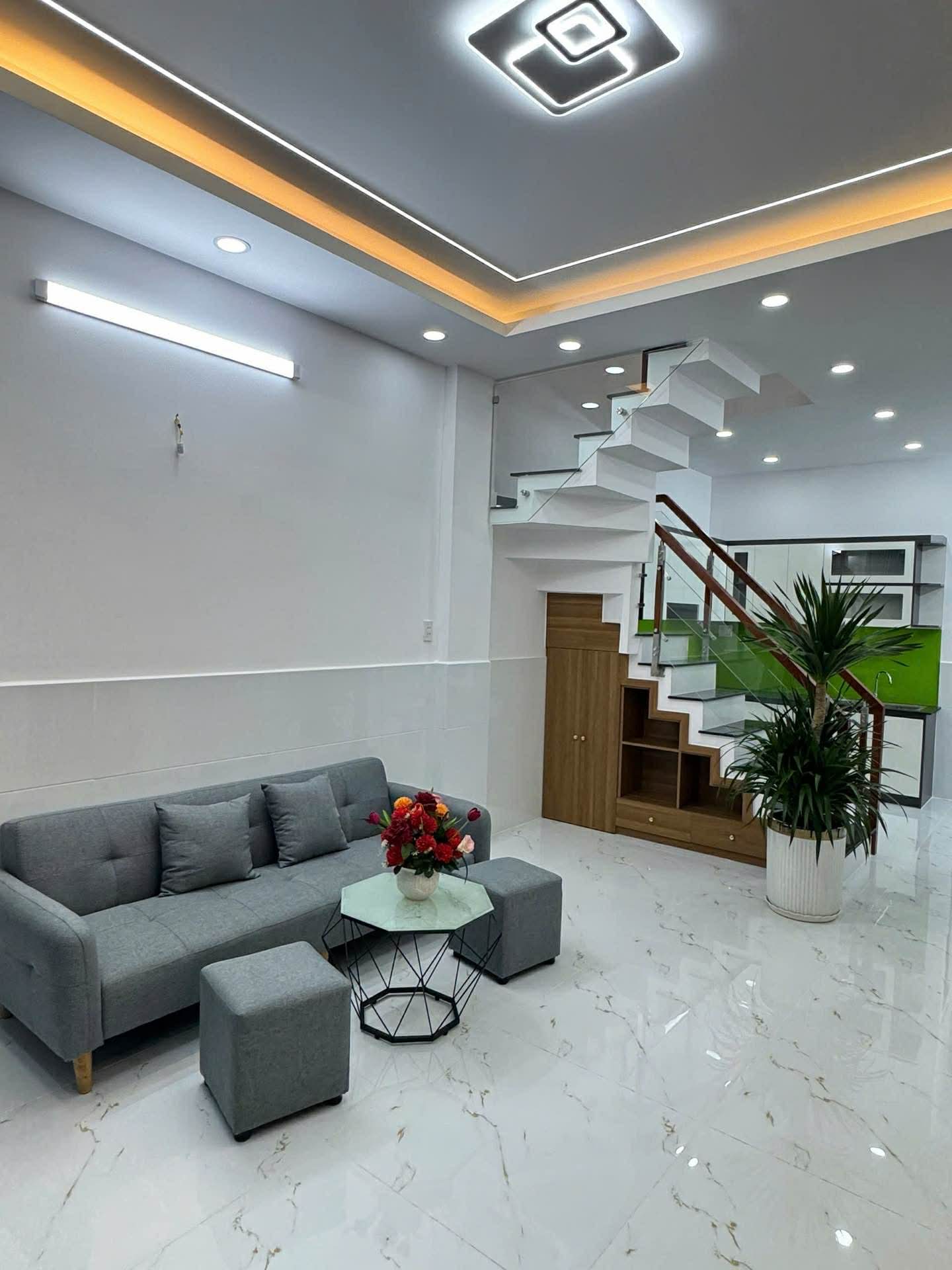 TRONG HÌNH CÓ CÁI GÌ TẶNG CÁI ĐÓ , EM HOA HẬU SÁT TÊN LỬA 15994727