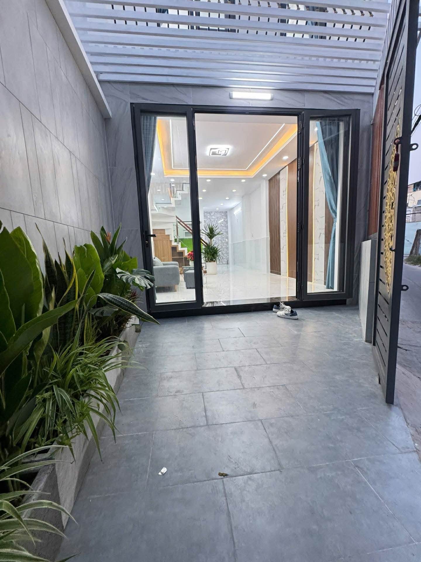 TRONG HÌNH CÓ CÁI GÌ TẶNG CÁI ĐÓ , EM HOA HẬU SÁT TÊN LỬA 15994727