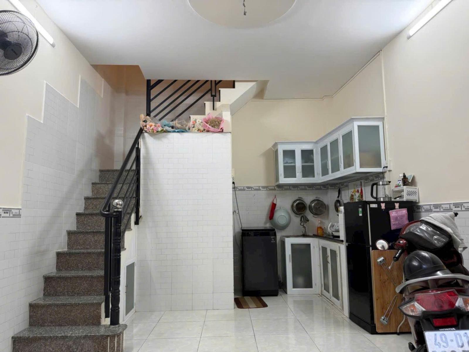 Căn nhà nhỏ xinh , ngay chợ Hiệp Thành q12 . 2 tỷ290 . 4x6 .1 trệt 1 lầu . Sổ Hồng riêng 15994934