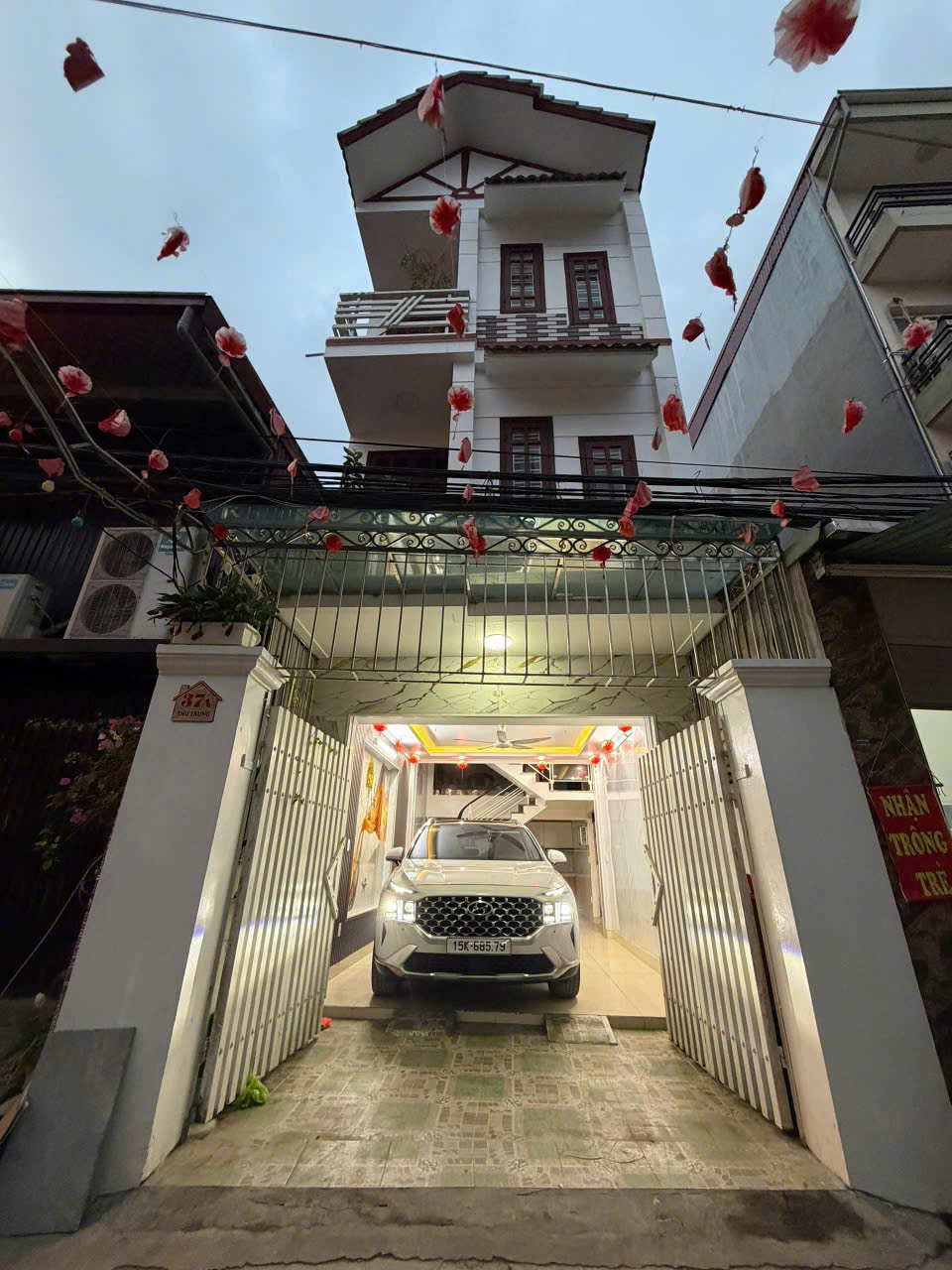 📍📍Nhà mặt đường Thư Trung - Văn Cao - 48m 4 tầng - Sân cổng riêng 15995020