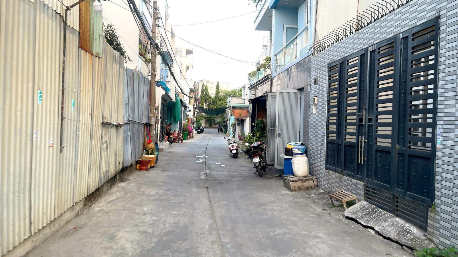 CẦN BÁN 128M2 NHÀ 2,5 ĐẸP CÓ SÂN VƯỜN XE HƠI TẬN NHÀ 15995044