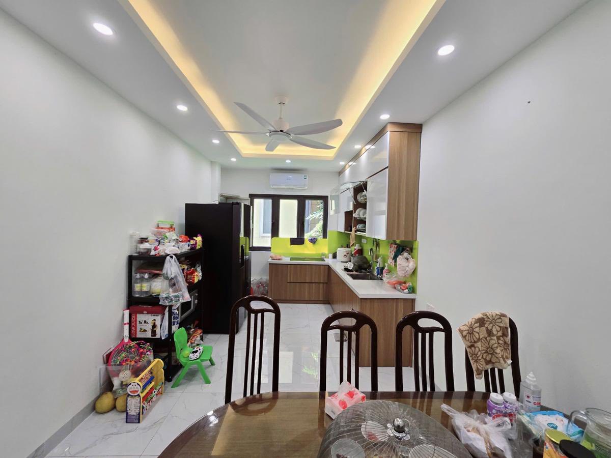 Siêu hiếm! Bán nhà mặt phố Trần Khát Chân, 23m2, 4 tầng, mặt tiền 3.2m, giá 10.3 tỉ, vỉa hè, kinh 15995428