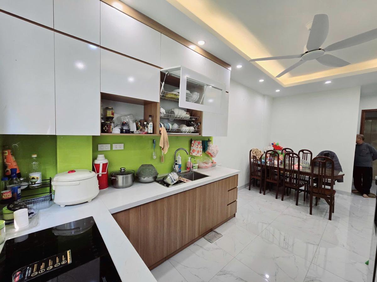 Siêu hiếm! Bán nhà mặt phố Trần Khát Chân, 23m2, 4 tầng, mặt tiền 3.2m, giá 10.3 tỉ, vỉa hè, kinh 15995428