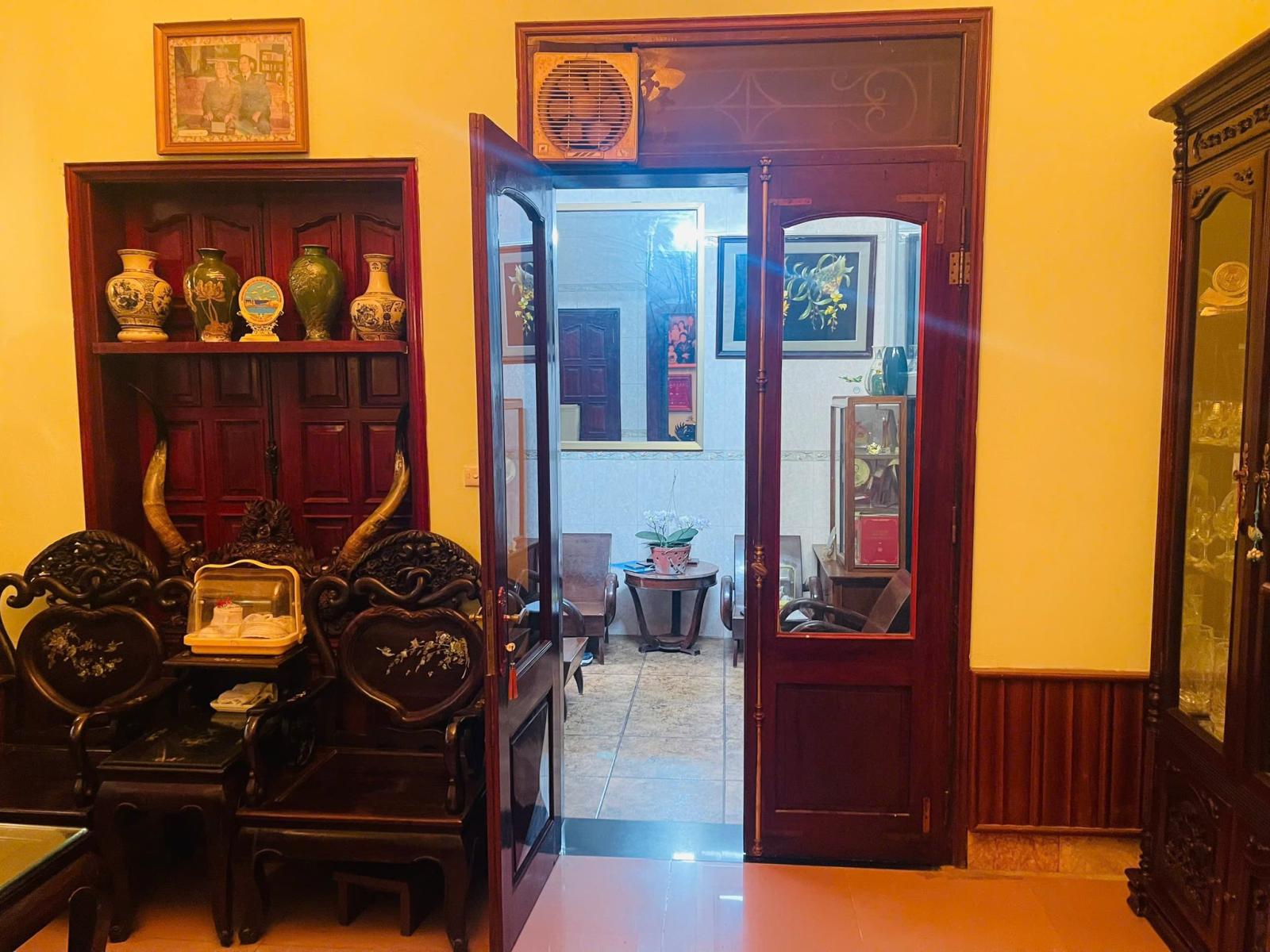 Giá cực tốt! Bán nhà mặt phố Khâm Thiên, 90m2, 3 tầng, mặt tiền 4.2m, giá 35.3 tỉ, vỉa hè rộng, KD 15995466