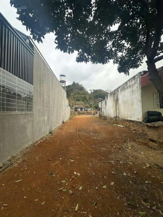 Bán gấp lô đất 90m2 ngay mặt trục chính Tân Xã giá 3tỷ5 ôtô đỗ cửa tại Hoà Lạc sát cổng đại học FPT 15995664