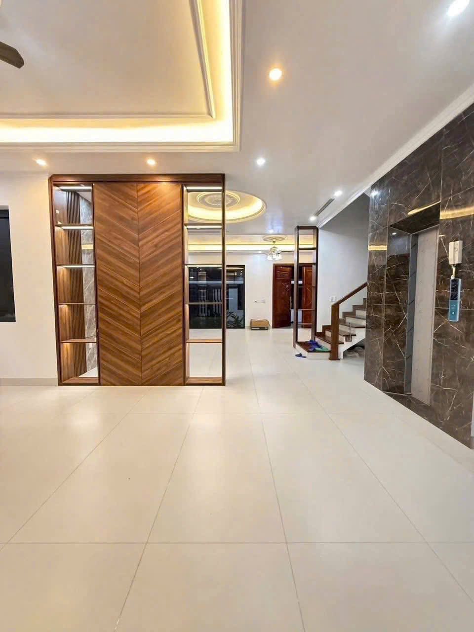 Bán căn biệt thự mặt phố khu Đỉnh Long, ph Tân Bình, TP HD, 174m2, mt 12m, thang máy 15995814