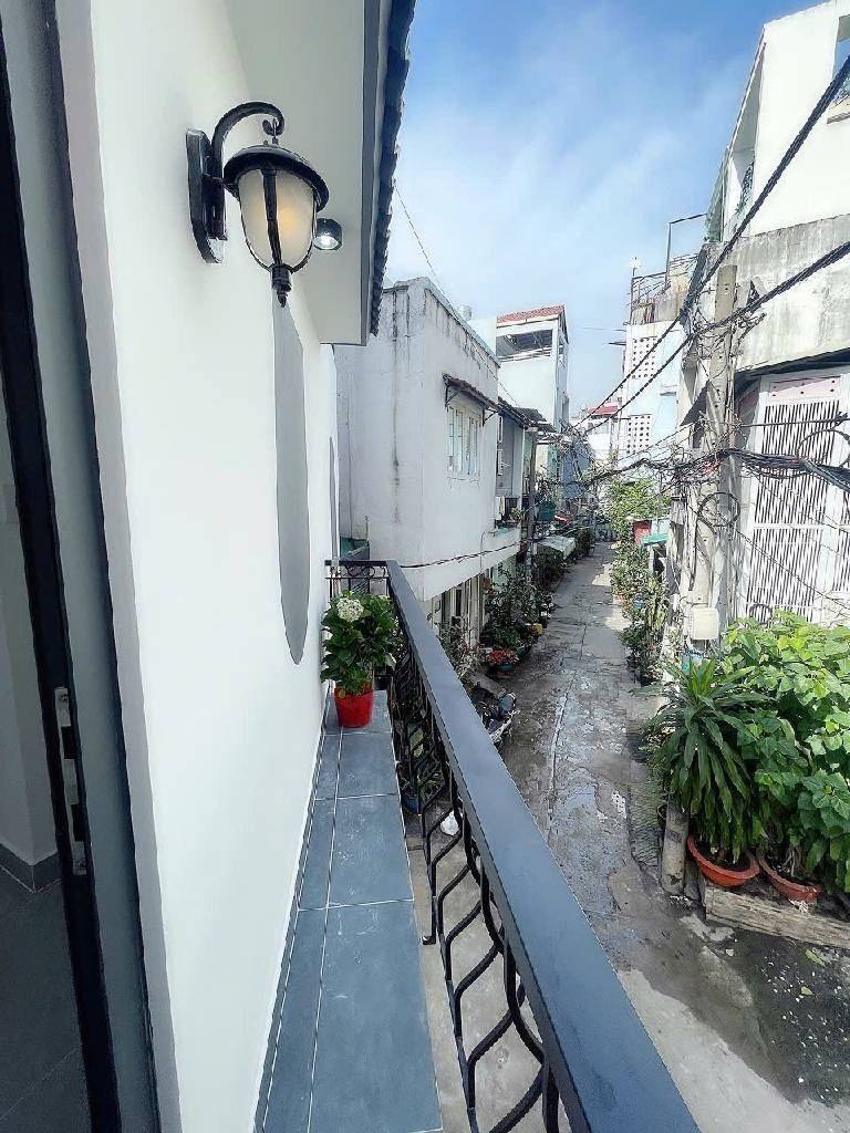 Tài chính hơn 2 tỷ, chọn gì ở Tân Bình?
💥 Nhà 3 tầng Âu Cơ
🏠 1 trệt 2 lầu + sân thượng
📍 Tiện 15995819