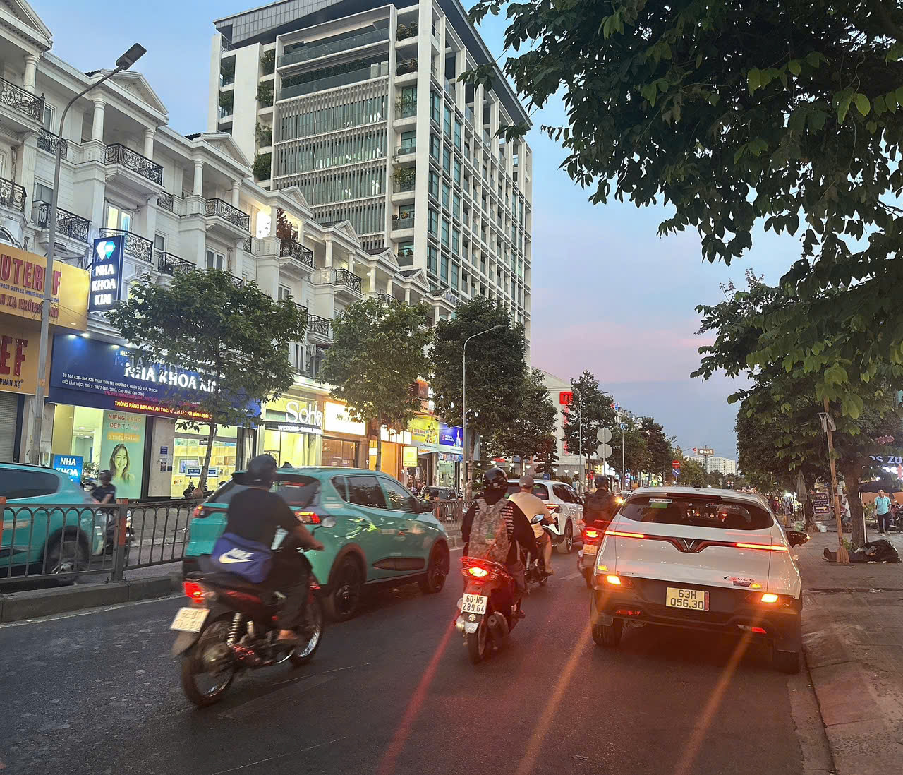 Bán Khách sạn ngay Emart Phan Văn Trị 5 lầu 13P DTS 255m2 khai thác 100tr chỉ 13.9 tỷ. 15996027