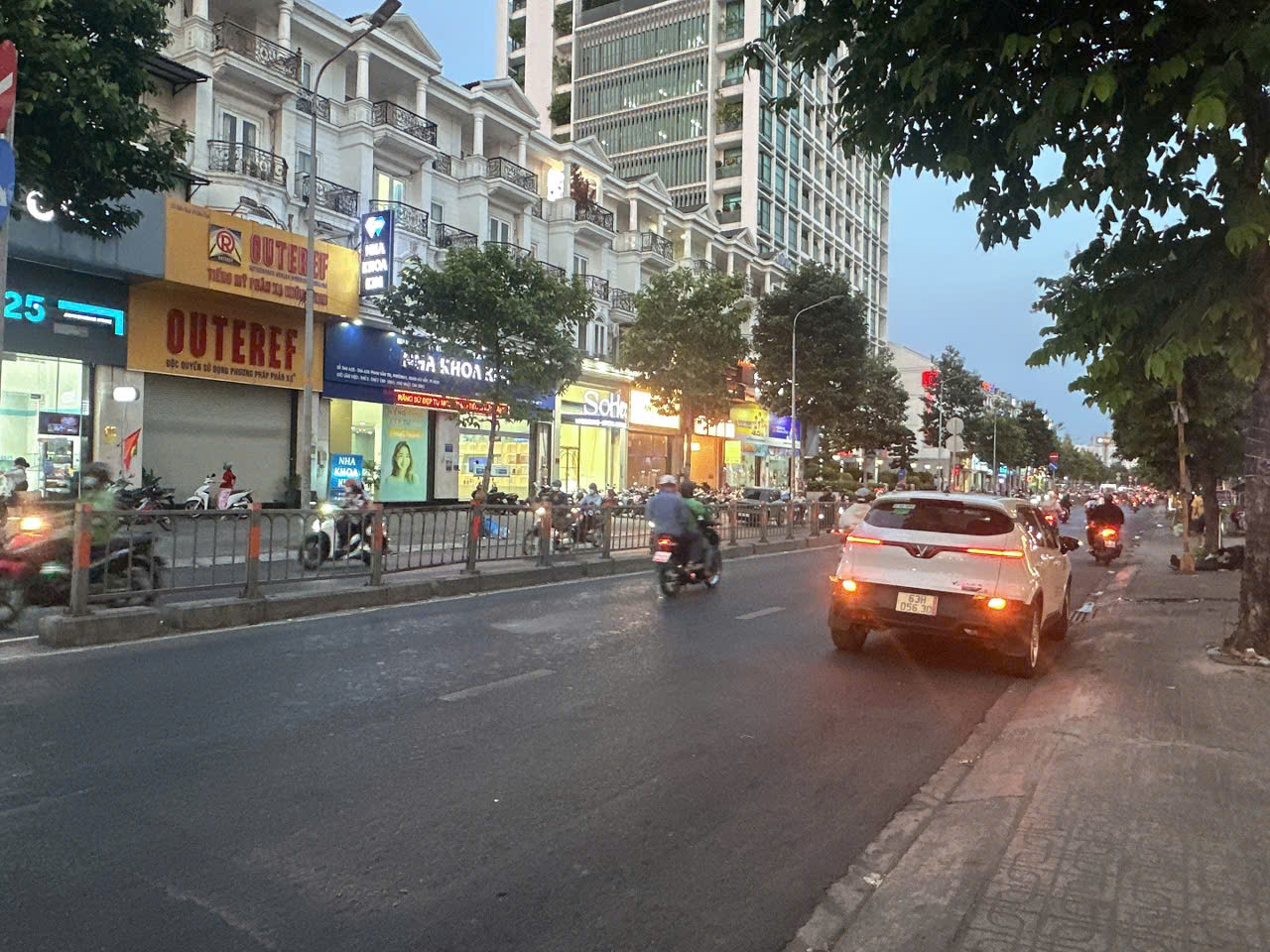 Bán Khách sạn ngay Emart Phan Văn Trị 5 lầu 13P DTS 255m2 khai thác 100tr chỉ 13.9 tỷ. 15996027