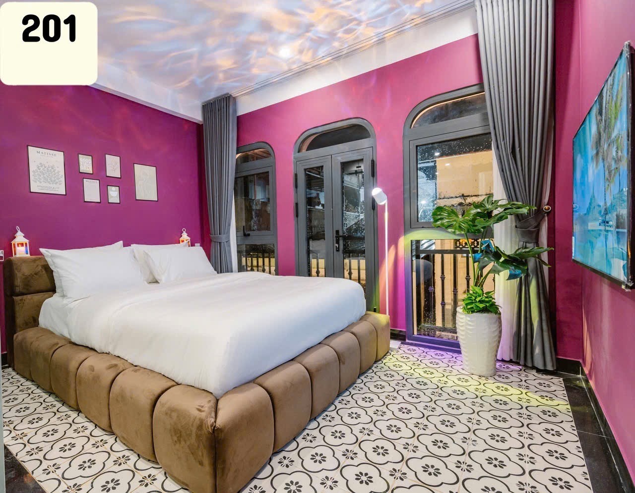 Bán Khách sạn ngay Emart Phan Văn Trị 5 lầu 13P DTS 255m2 khai thác 100tr chỉ 13.9 tỷ. 15996027