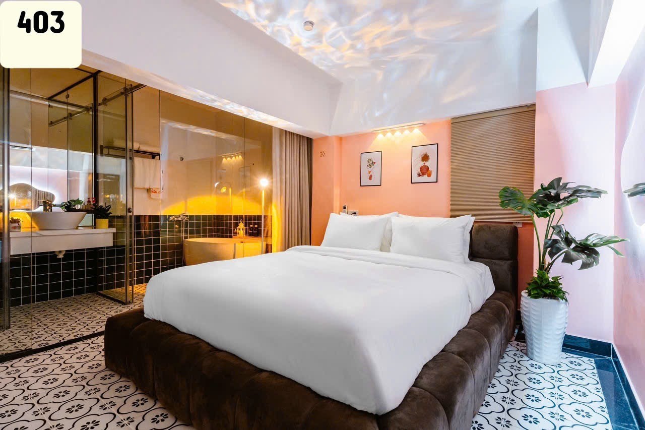 Bán Khách sạn ngay Emart Phan Văn Trị 5 lầu 13P DTS 255m2 khai thác 100tr chỉ 13.9 tỷ. 15996027