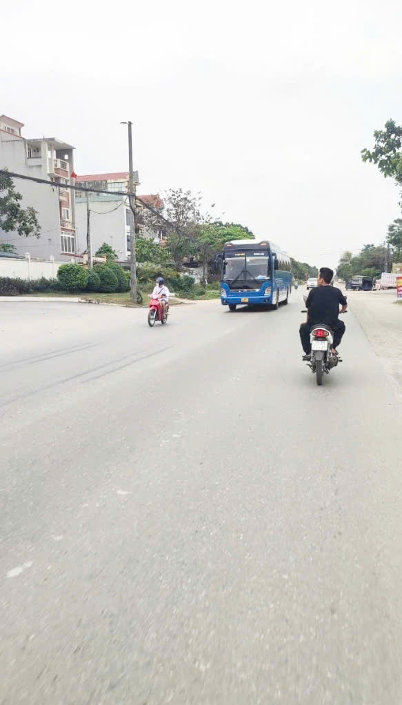 Cần tiền bán gấp mảnh đất sát QL21 full thổ cư ngay trục chính giá rẻ 15996126