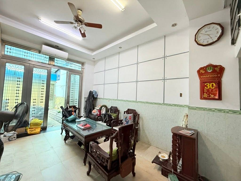 Vị trí: P4 Tân Bình, khu vực sầm uất, giao thương cực tốt. 15996275