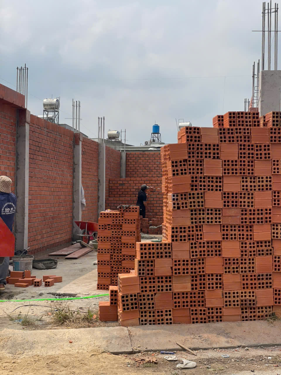 Còn 4 nền trong khu nhà phố đang xây dựng đồng bộ 126m ngang 5m, 4 tầng đường nhựa 15996460