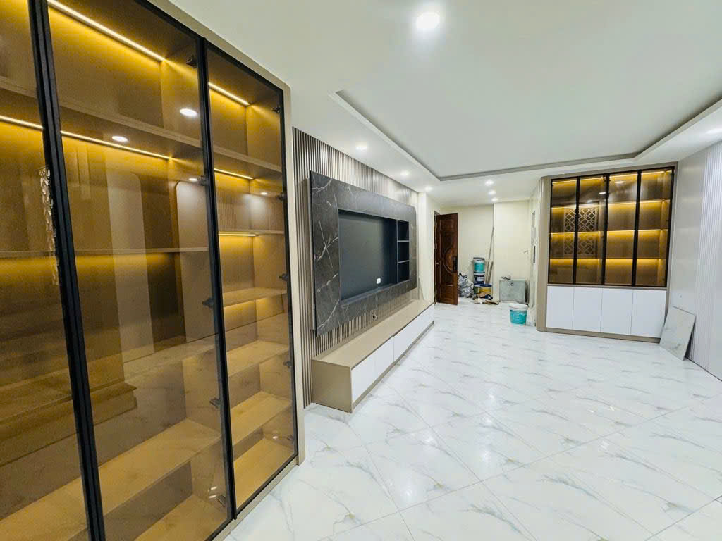 BÁN GẤP NHÀ ĐỘI CẤN BA ĐÌNH MỚI KOONG THANG MÁY  FULL NỘI THẤT 40M X  6 TẦNG MT 5M 14TỶ6 
 15996490