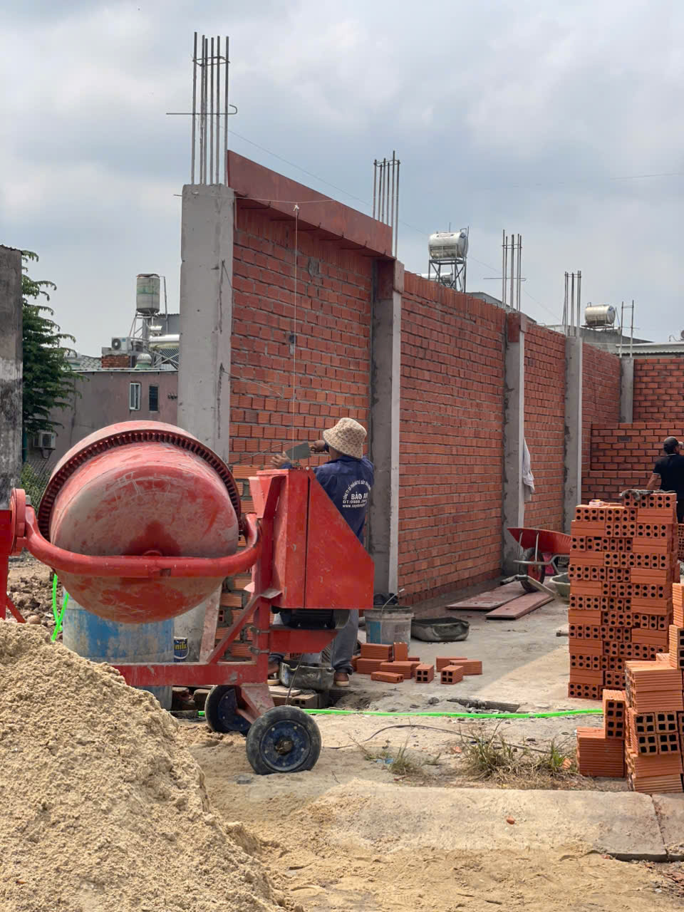 Còn 4 nền trong khu nhà phố đang xây dựng đồng bộ 126m ngang 5m, 4 tầng đường nhựa 15996497