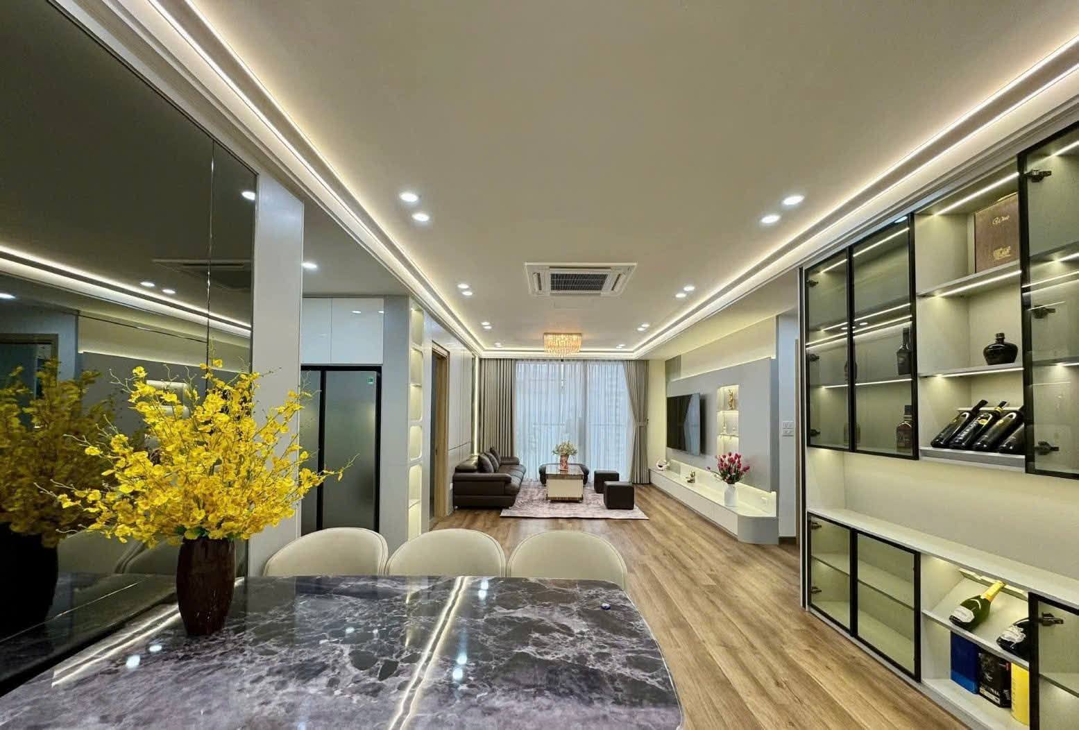 Bán nhà 5 tầng phố Lạc Long Quân, Tây Hồ, ô tô lùi cửa, kinh doanh, 45m, 5 tầng, 12.6 tỷ 15996666