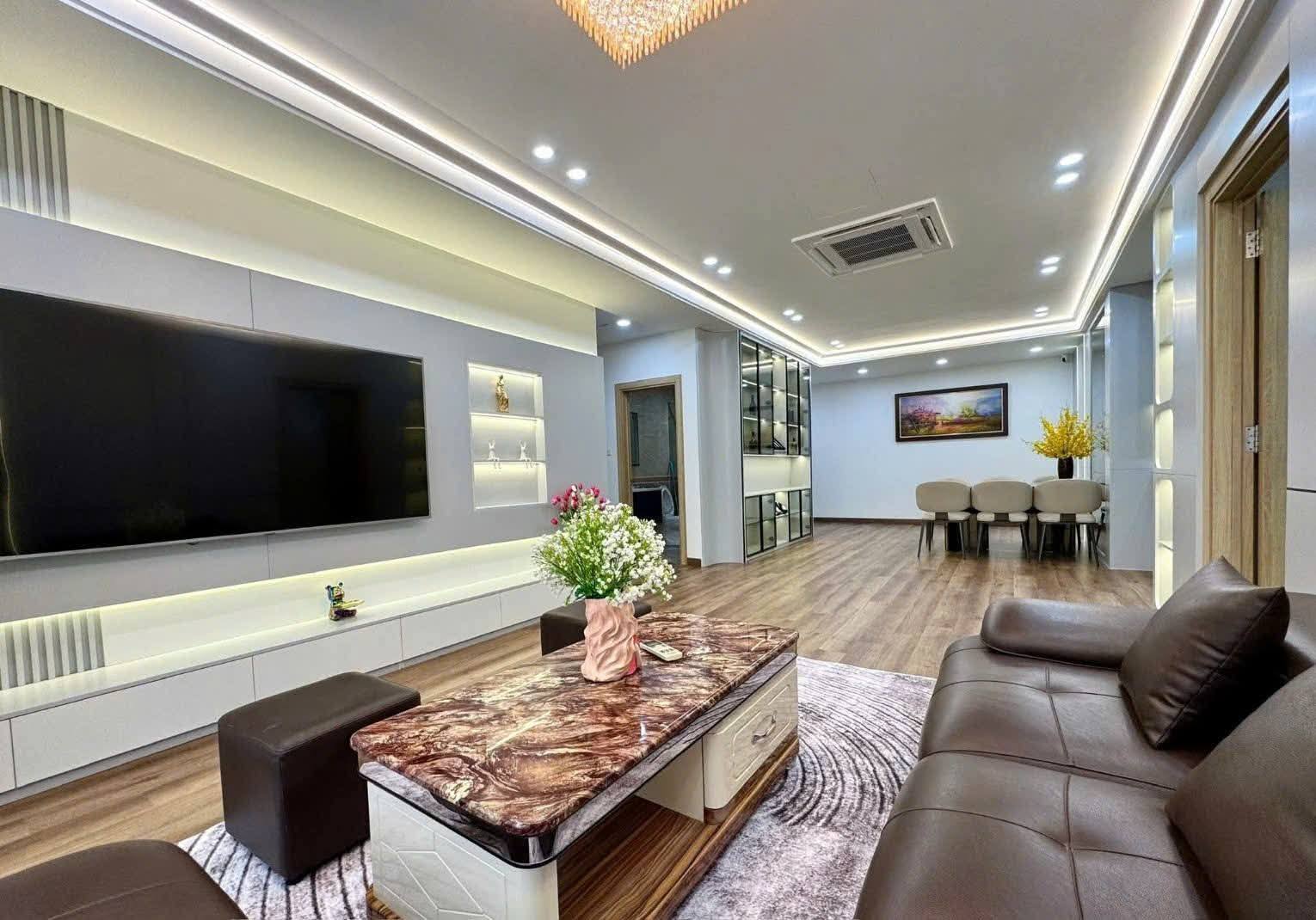 Bán nhà 5 tầng phố Lạc Long Quân, Tây Hồ, ô tô lùi cửa, kinh doanh, 45m, 5 tầng, 12.6 tỷ 15996666