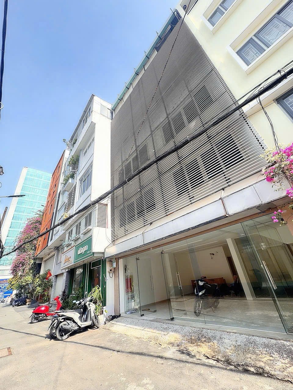 HIẾM NGANG LỚN 8M*8,5M VUÔNG ĐẸP - BÁN NHÀ 5 TẦNG THANG MÁY - MẶT TIỀN XE HƠI ĐẬU CỬA Đ.NGUYỄN THỊ 15996668