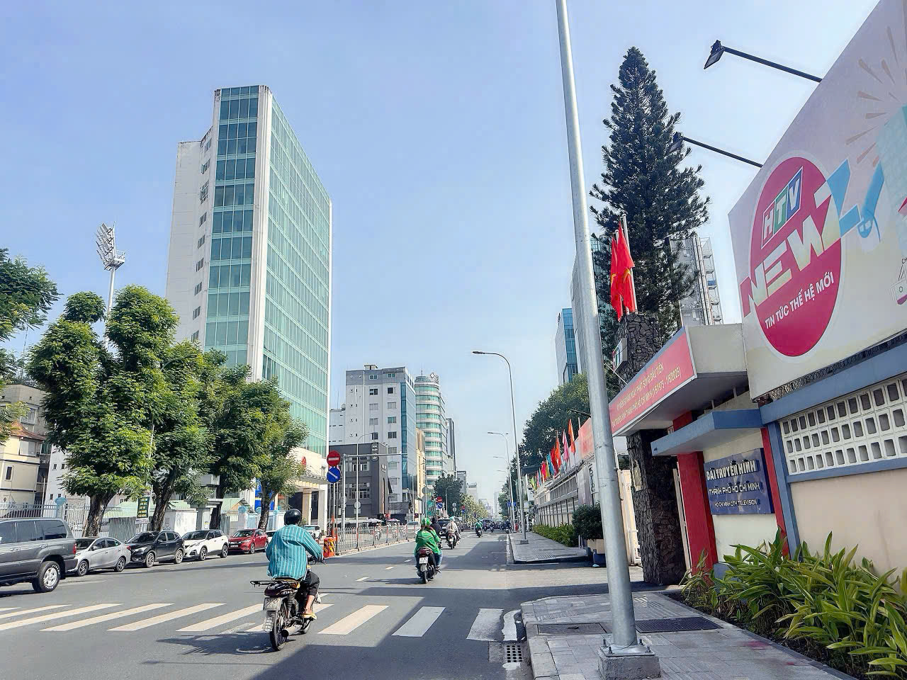 HIẾM NGANG LỚN 8M*8,5M VUÔNG ĐẸP - BÁN NHÀ 5 TẦNG THANG MÁY - MẶT TIỀN XE HƠI ĐẬU CỬA Đ.NGUYỄN THỊ 15996668