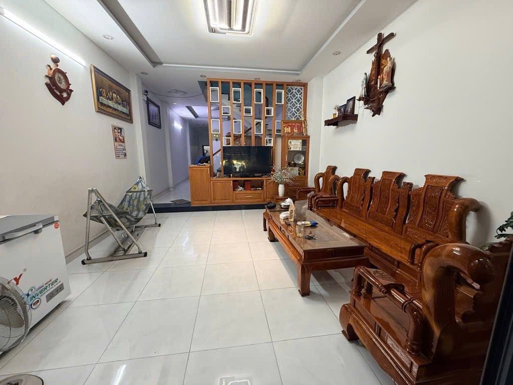 + BÁN NHÀ VƯỜN LÀI QUẬN 12
+ Dt : 4.6m x 37m 172m2
+ Kc : 2 tầng 4 Pn 3vs
+ Giá : 11.8 Tỷ 15996878