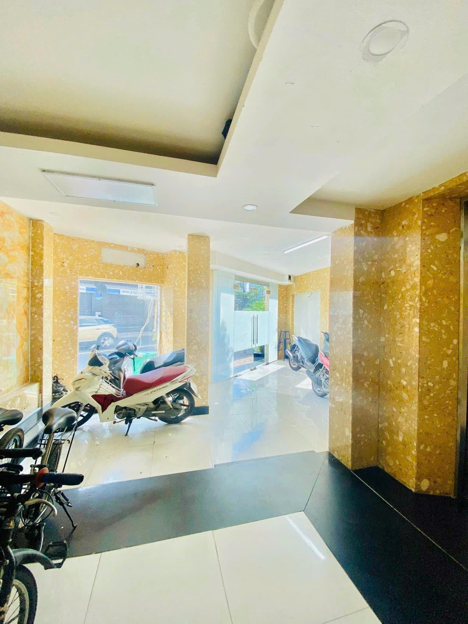 Bán Nhà Mặt tiền Hoàng Việt - giao Út Tịch, 6,2x16m, 6 Tầng - thang máy - 11 PN, chỉ 36,9 tỷ. 15997089