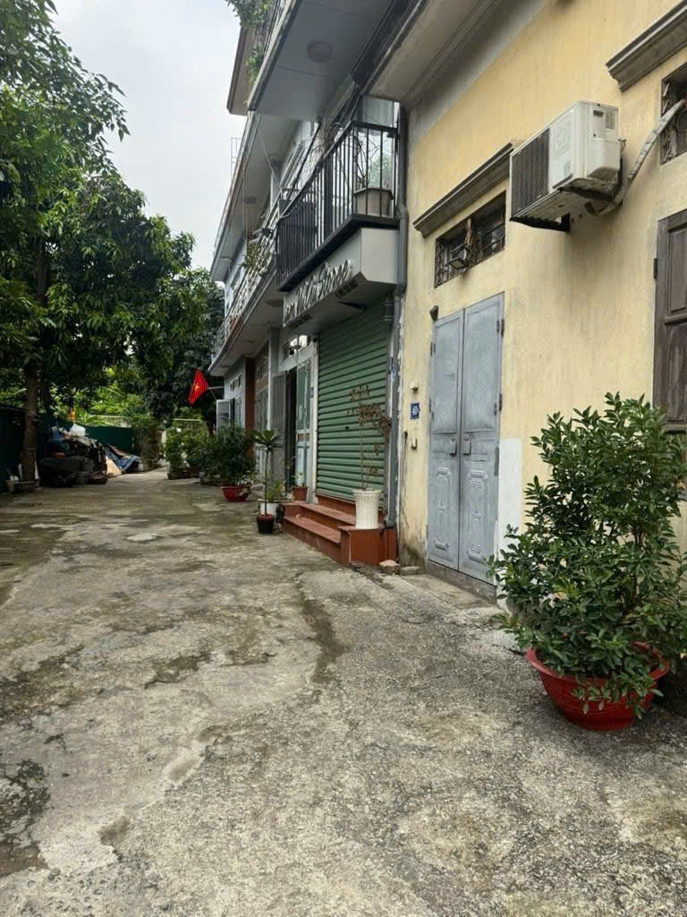 Hàng hiếm có 1 0 2 đây anh chị ơi !!!! 

BÁN NHÀ VIỆT HƯNG ĐƯỜNG Ô TÔ TRÁNH - KINH DOANH - SÁT 15997137