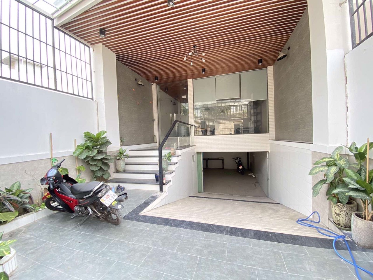 BÁN NHÀ HẦM + 5 LẦU HẺM XE TẢI GẦN QUỐC LỘ 13 - NGAY NÚT GIAO CẦU VƯỢT BÌNH PHƯỚC 15997257