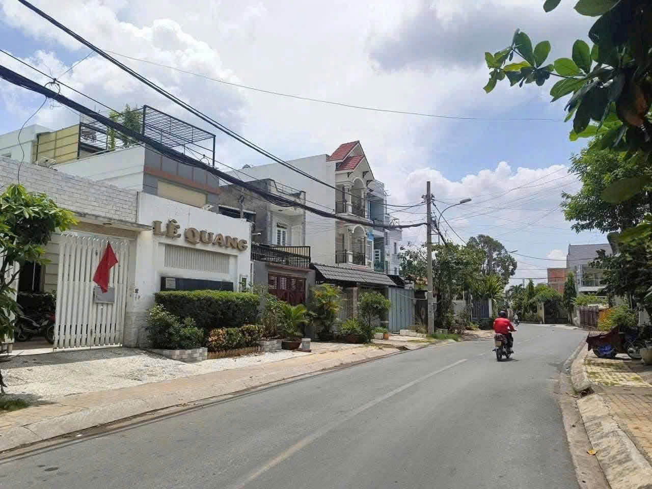 BÁN NHÀ SHR (10x37) – MẶT TIỀN BÀ TRIỆU, HÓC MÔN – VỊ TRÍ ĐẸP NGAY BV HÓC MÔN 15997500