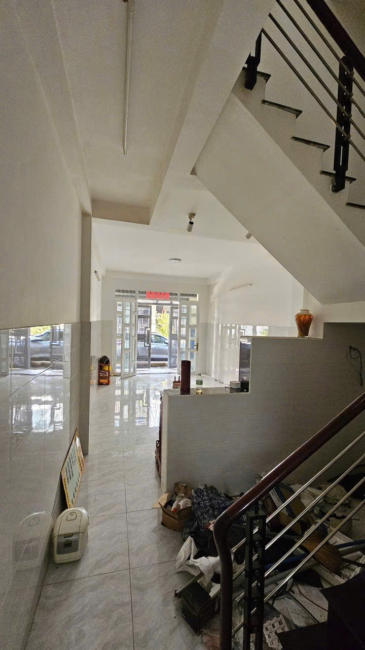 NGỘP BANK BÁN GẤP NHÀ 2 MẶT TIỀN  4x 18 –HXH 10m, TPHCM 15997689