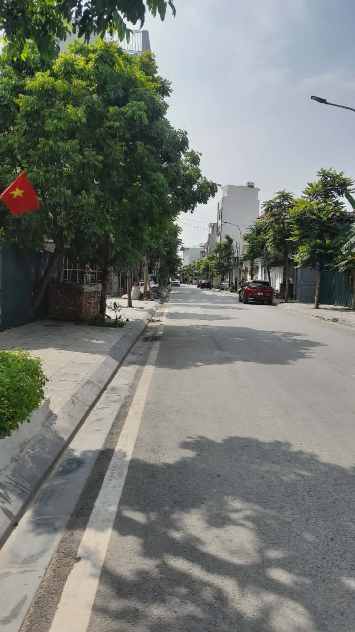 Mặt phố lô góc Container vào - làm văn phòng kho xưởng 305m2 mặt tiền 12m 39 tỷ Long Biên 
 15997906