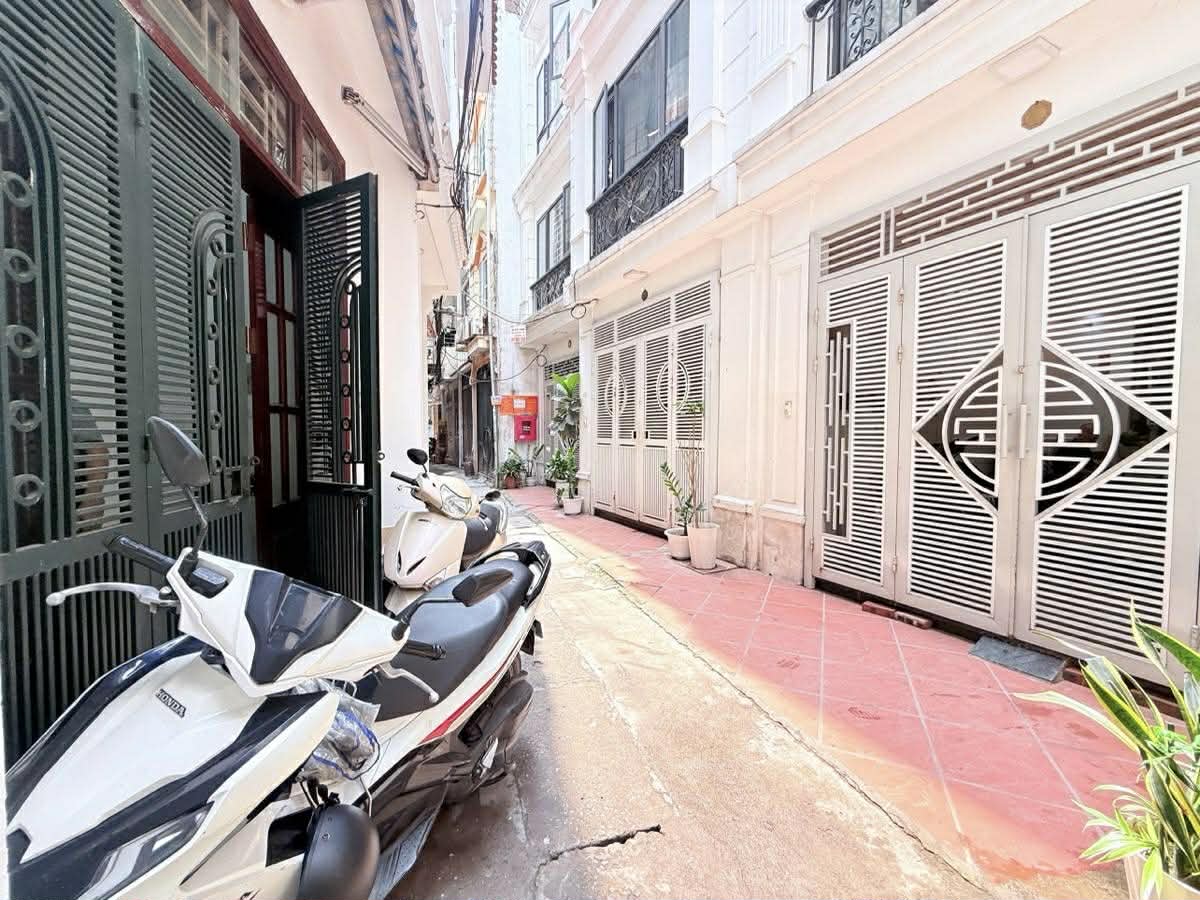 CHỈ HƠN 8 TỶ SỞ HỮU NHÀ HIẾM ĐỘI CẤN - 2 THOÁNG - NGÕ THÔNG - 4 TẦNG ĐẸP LONG LANH 
 15998184