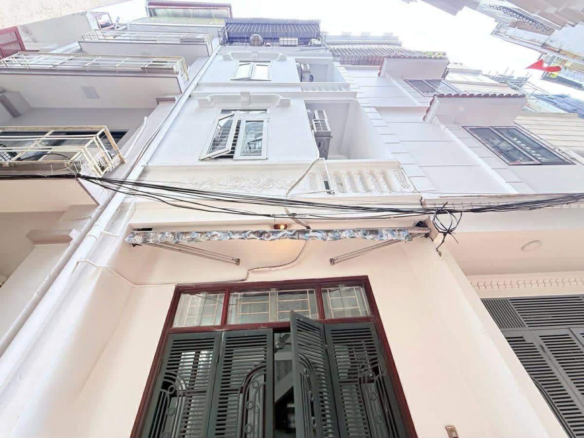 CHỈ HƠN 8 TỶ SỞ HỮU NHÀ HIẾM ĐỘI CẤN - 2 THOÁNG - NGÕ THÔNG - 4 TẦNG ĐẸP LONG LANH 
 15998184