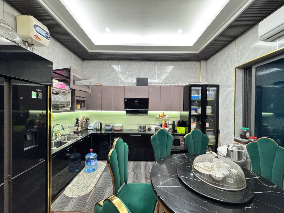 Bán nhà mặt phố Phùng Hưng, 55m2, 3 tầng, mặt tiền 3.5m, giá 32.5 tỉ, cho thuê 45 tr/tháng 15998257