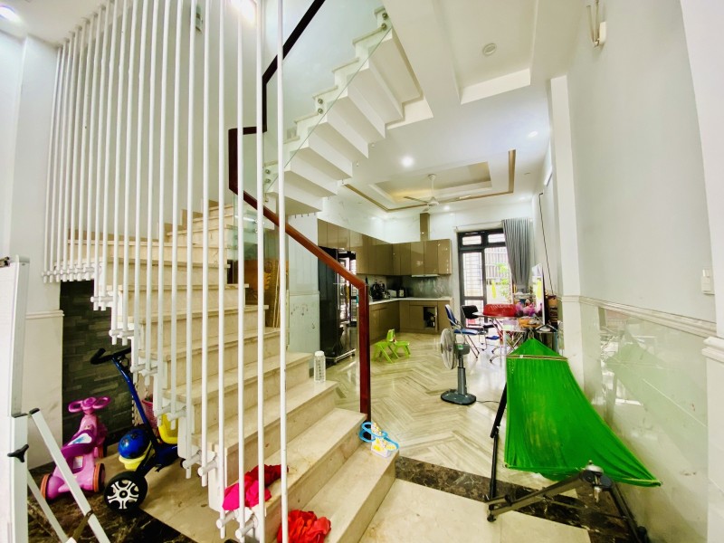 Bán nhà  đường  Gò Dưa, Thủ Đức, TP HCM. DT 90m2, 4 tầng. Giá 7.25 tỷ, Sổ hồng - 0933125879 15998579