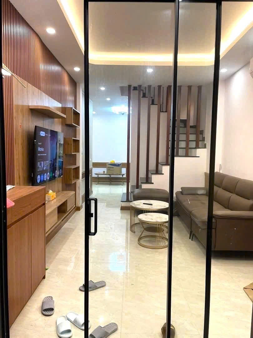 Cho thuê nhà ngõ Đội Cấn 40m2 x 4 tầng, 5 ngủ, 16.5 triệu vào ngay 15998609