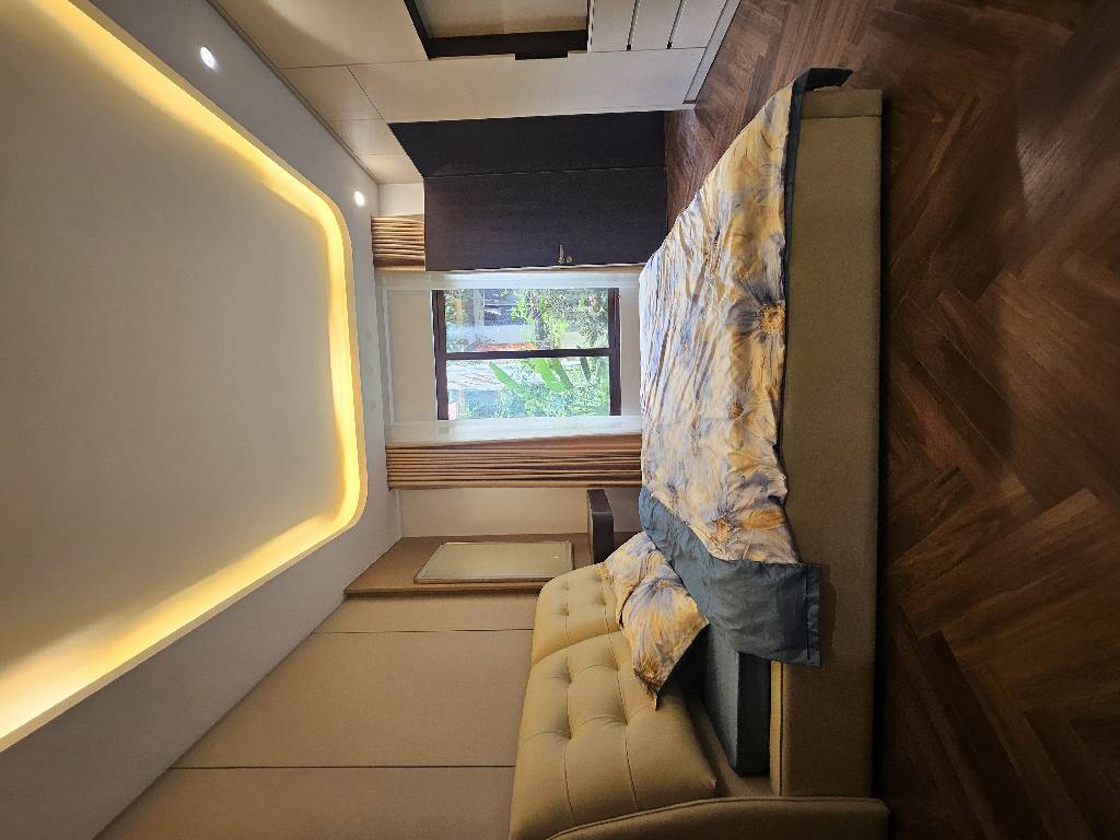 Cần bán Nhà Hoàng Ngân 50m 5T 13.5 tỷ thang máy full nội thất 15998737